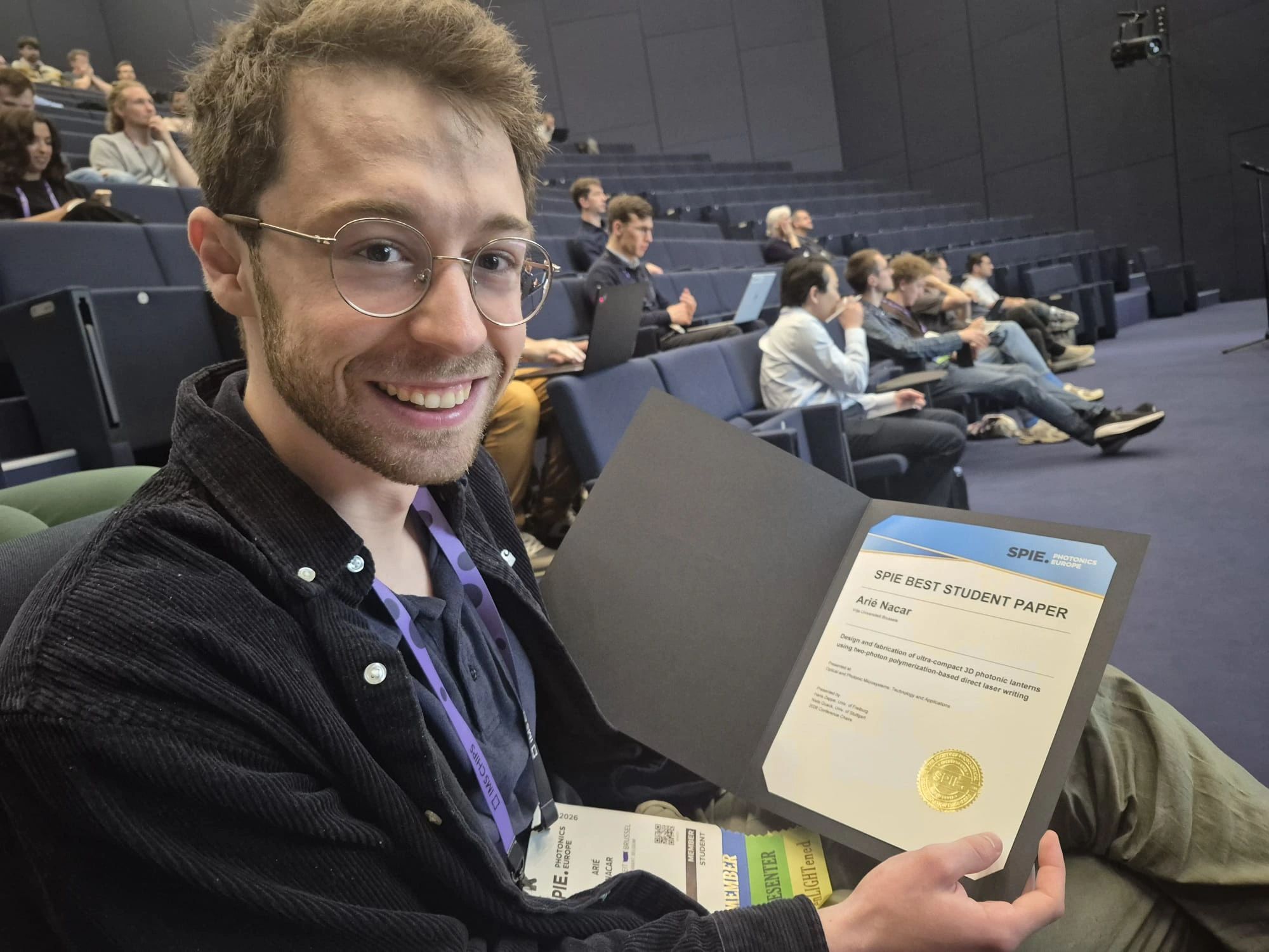 VUB B PHOT Arie Nacar with his Best Student Paper Award certificate
